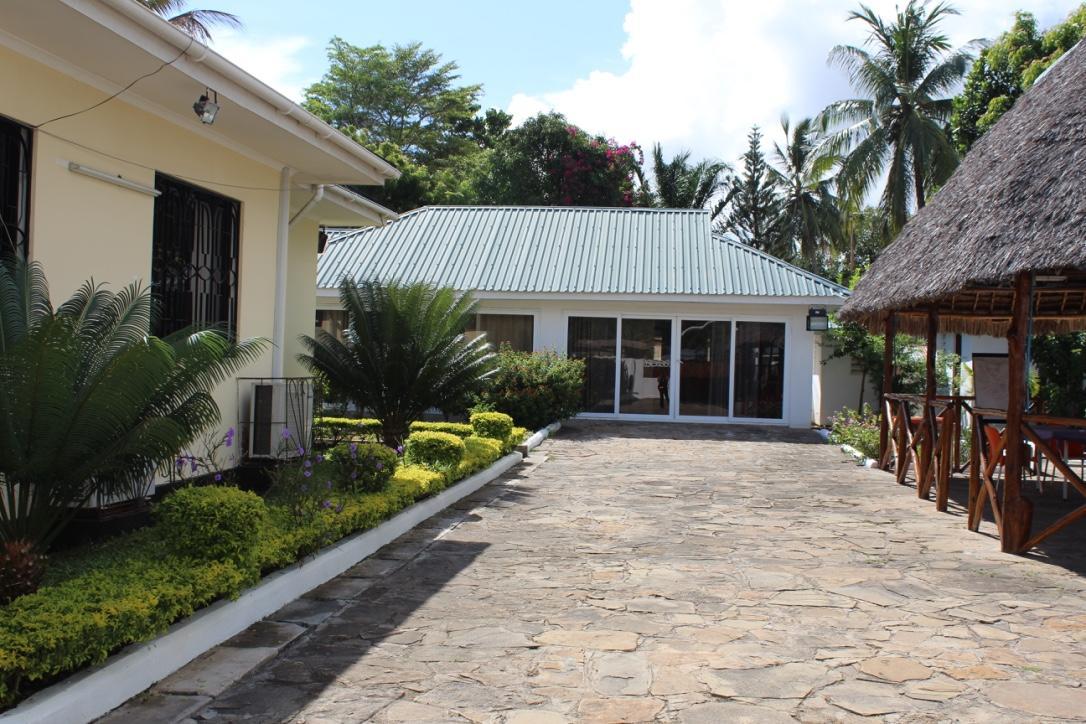 Idc Guest House Bagamoyo Esterno foto